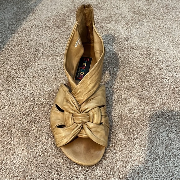 Yellow/natural leather crisscross sandals with short wedge, zip back closure - Picture 3 of 5